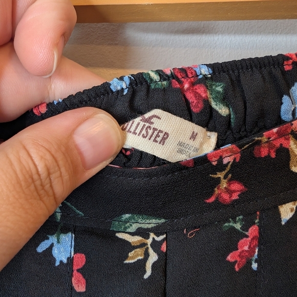 Hollister Women's Medium High Waisted Black Floral Pleated Flowy Pant - Picture 4 of 11